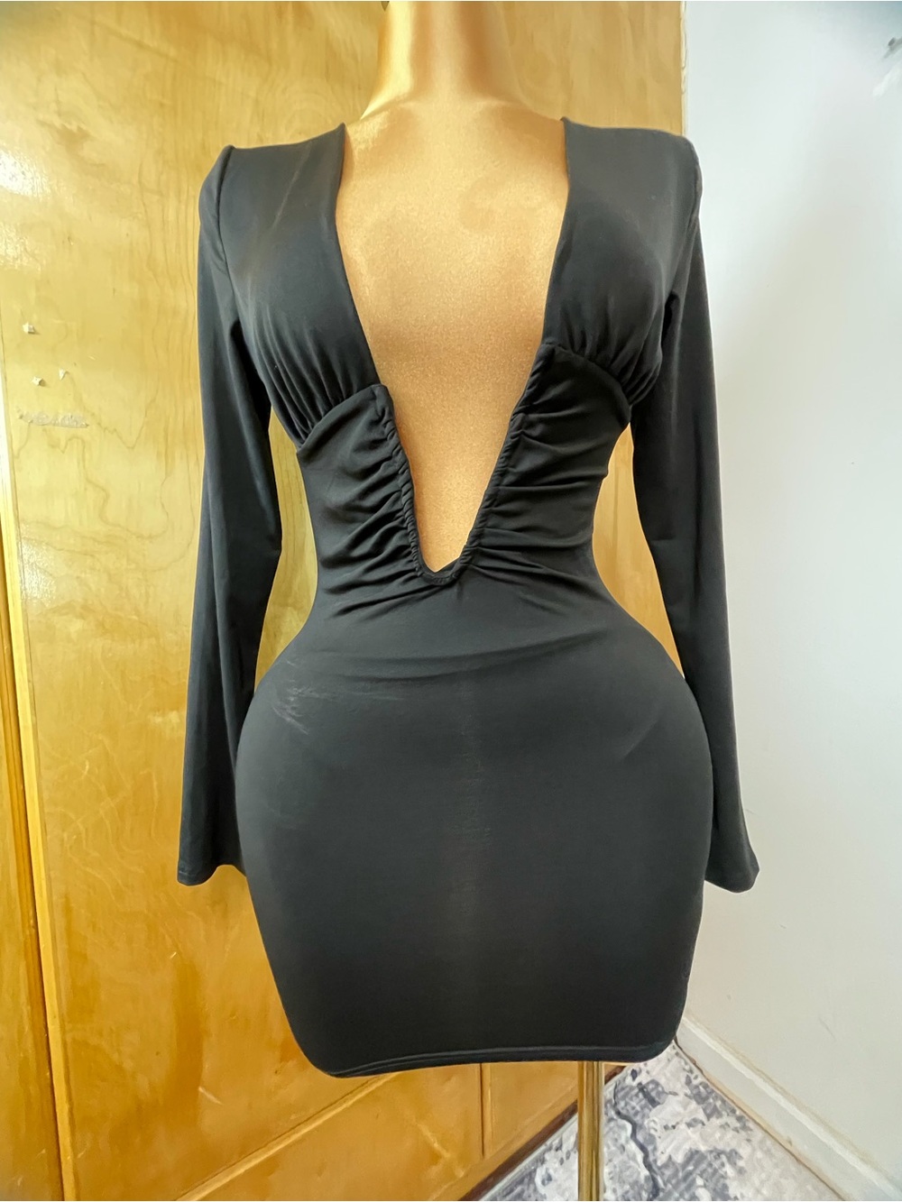 🔥👗Plunging V-Neck Long Sleeve Bodycon Dress - Black